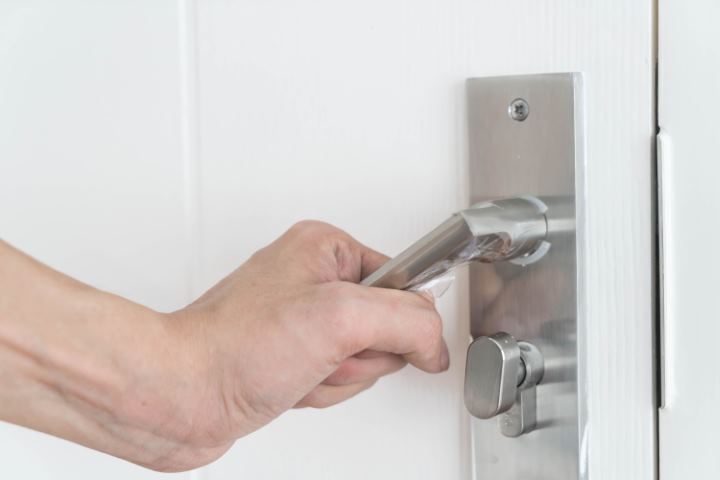 Démonter une poignée de porte facilement : guide pratique